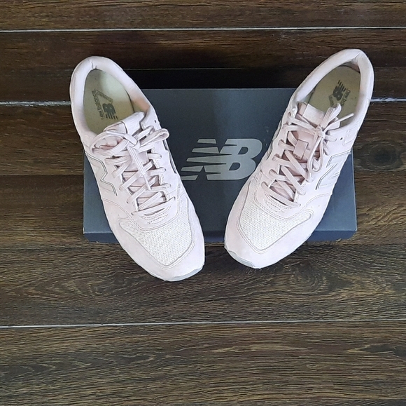 new balance light pink shoes